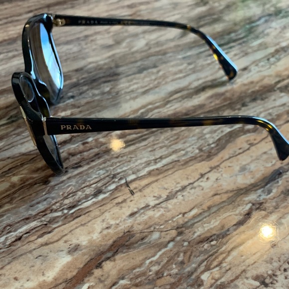 Chic Prada Sunglasses - Picture 3 of 4